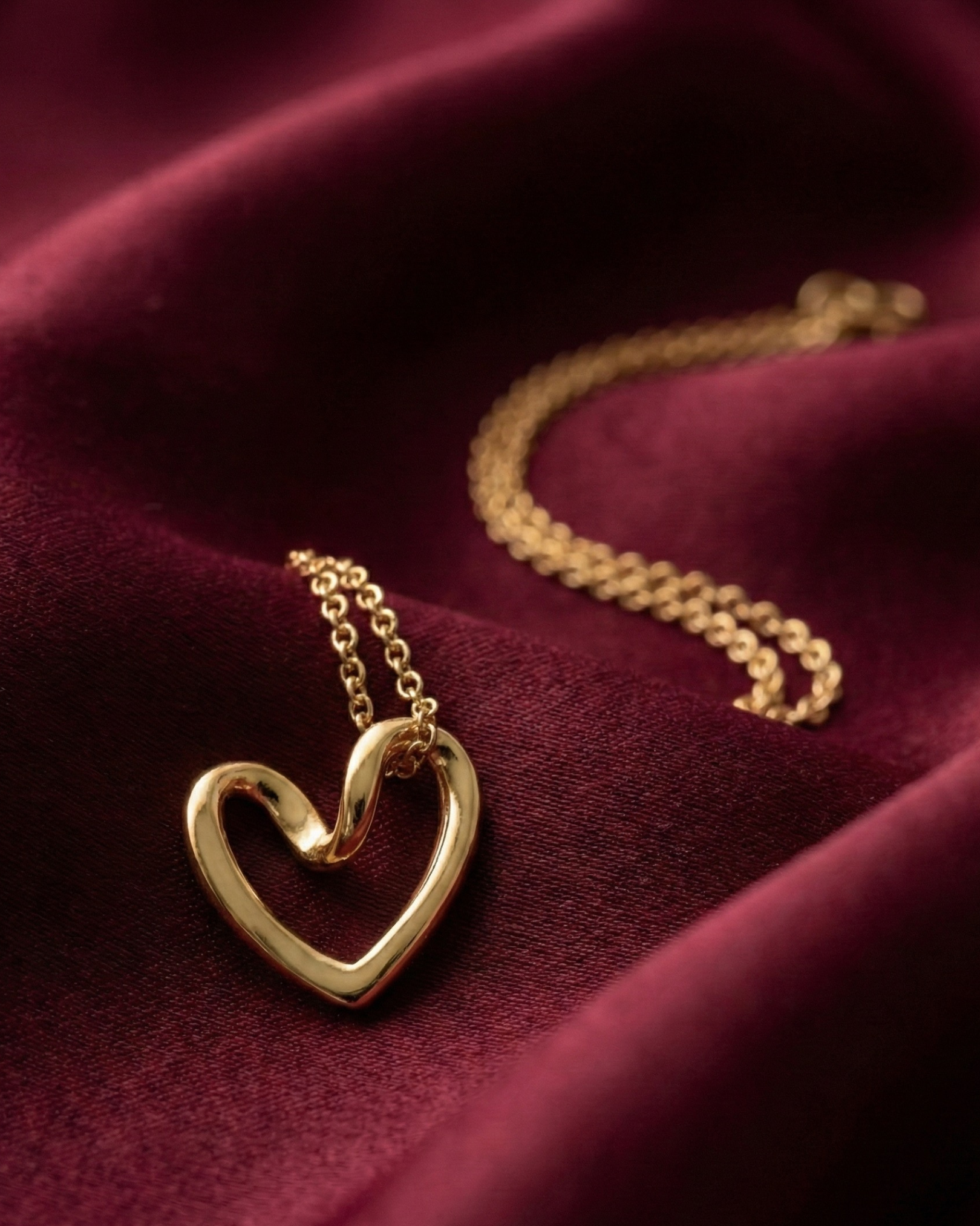 Maestra Amara reversible 18k gold-plated heart necklace, two-sided flipping heart jewelry, waterproof and anti-tarnish.