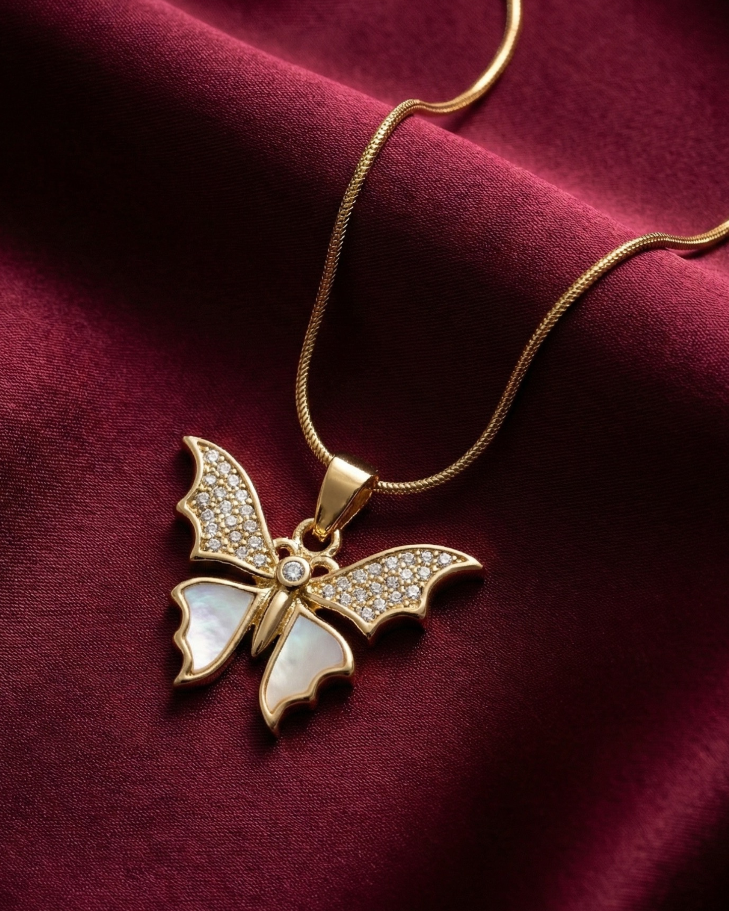 Maestra Maya 18k gold-plated butterfly pendant necklace, feminine demi-fine jewelry, waterproof and anti-tarnish.