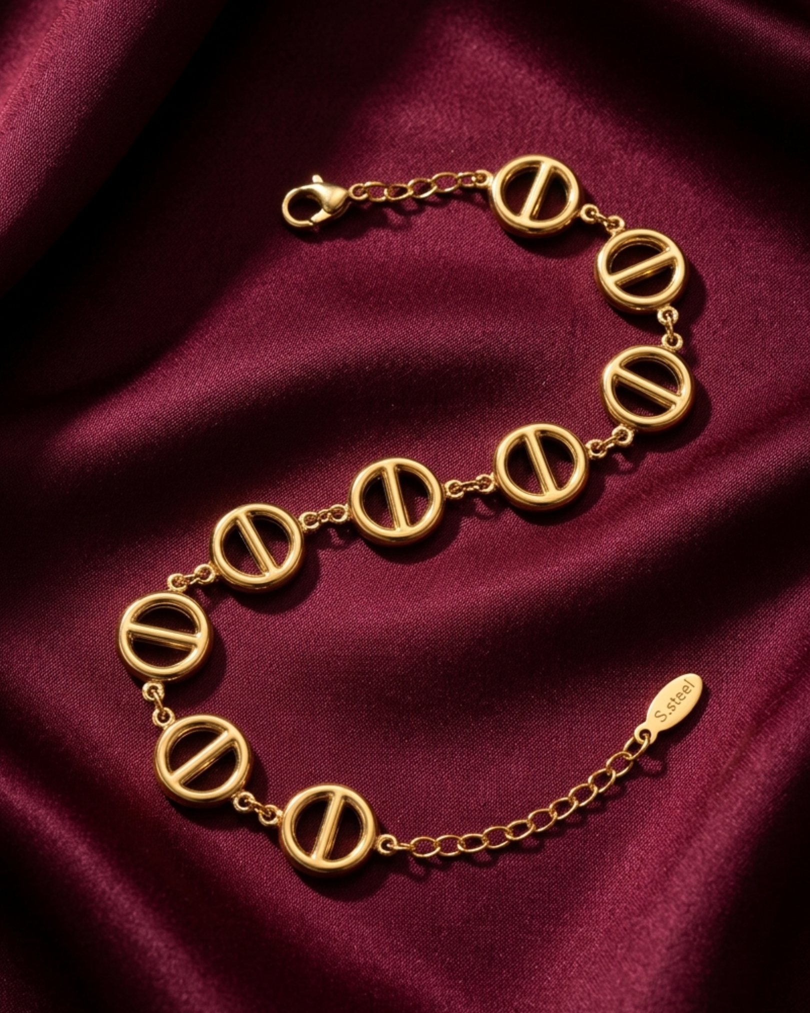 Maestra Nova 18k gold-plated link chain bracelet, minimalist waterproof everyday staple for women.