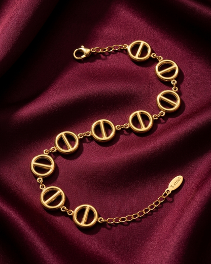 Maestra Nova 18k gold-plated link chain bracelet, minimalist waterproof everyday staple for women.