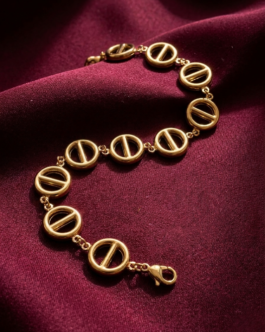 Maestra Nova 18k gold-plated link chain bracelet, minimalist waterproof everyday staple for women.