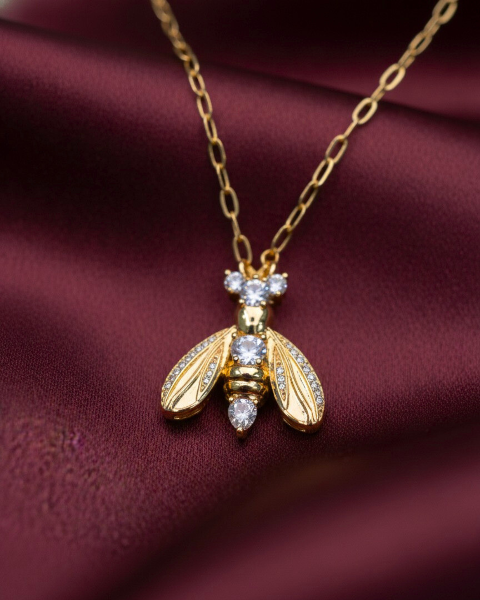 Maestra Queen Melissa 18k gold-plated bee pendant necklace, luxury animal jewelry, waterproof and tarnish-free.